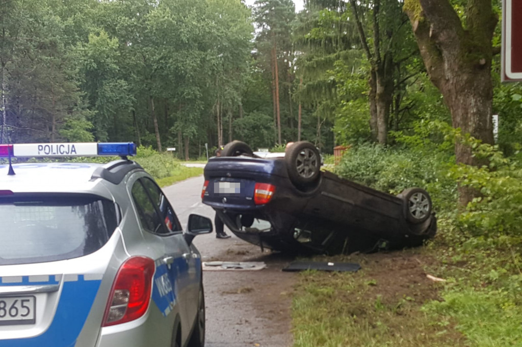 Opel na dachu. Kolejny poślizg na mokrej drodze