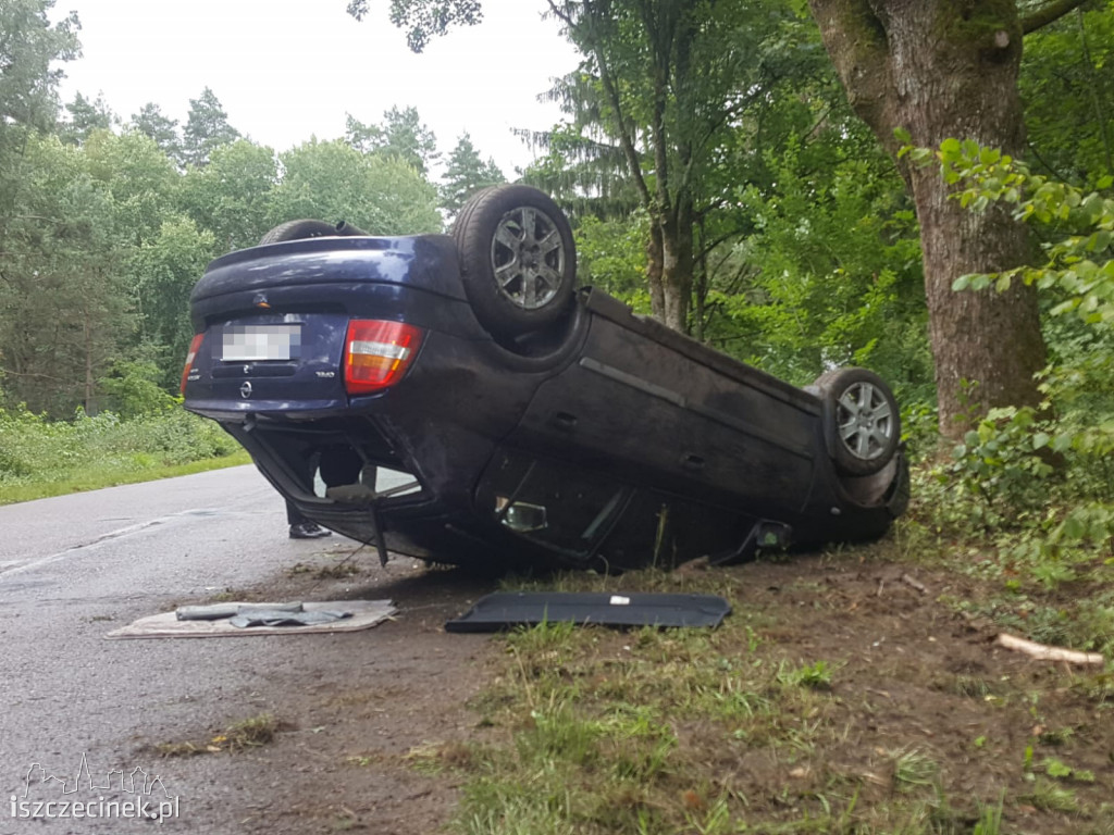Opel na dachu. Kolejny poślizg na mokrej drodze