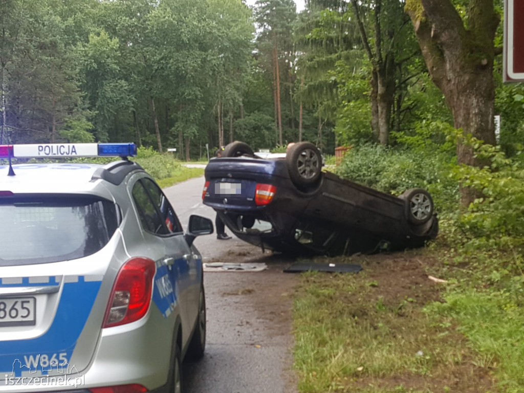 Opel na dachu. Kolejny poślizg na mokrej drodze