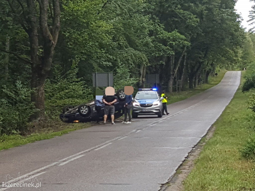 Opel na dachu. Kolejny poślizg na mokrej drodze