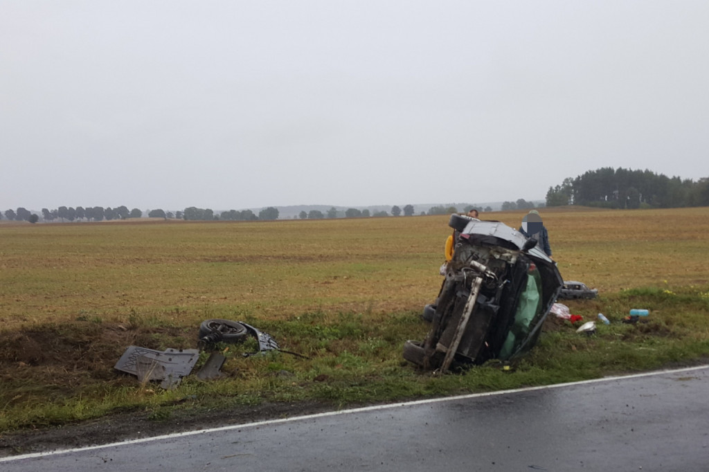 Groźnie na drodze. Osobówka uderzyła w drzewo
