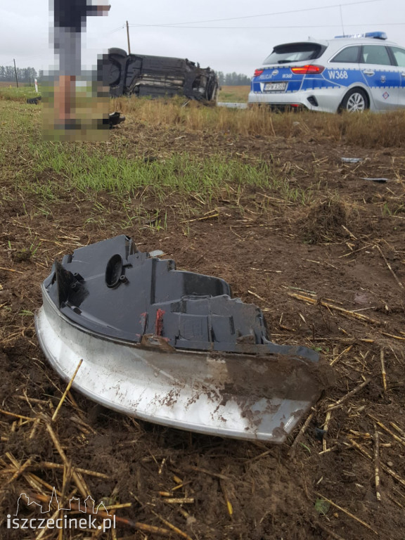 Groźnie na drodze. Osobówka uderzyła w drzewo