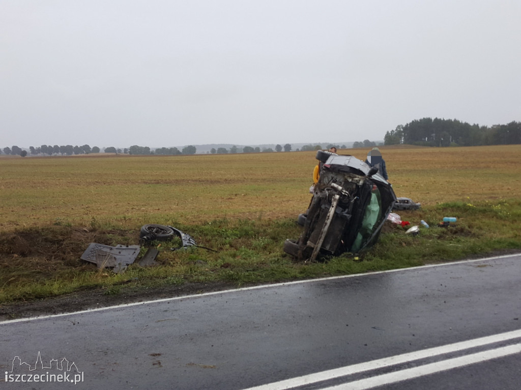 Groźnie na drodze. Osobówka uderzyła w drzewo