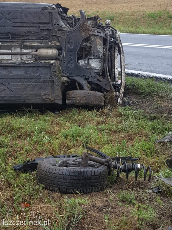 Groźnie na drodze. Osobówka uderzyła w drzewo