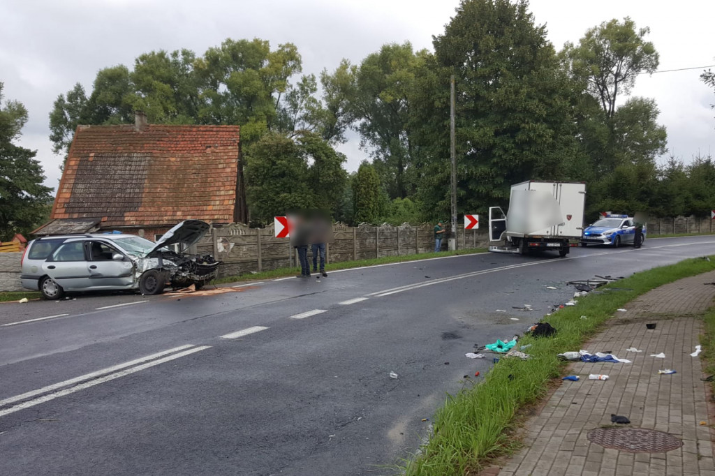 Osobówka uderzyła w busa i betonowe ogrodzenie. Jedna osoba ranna