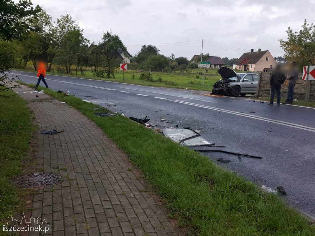 Osobówka uderzyła w busa i betonowe ogrodzenie. Jedna osoba ranna