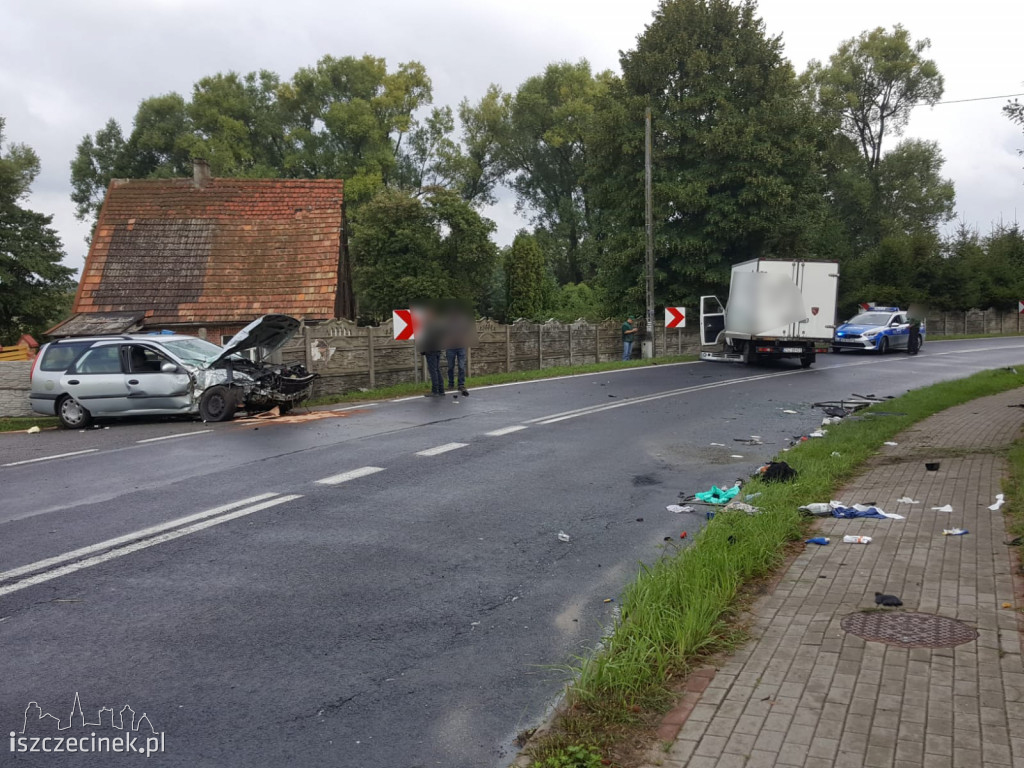 Osobówka uderzyła w busa i betonowe ogrodzenie. Jedna osoba ranna