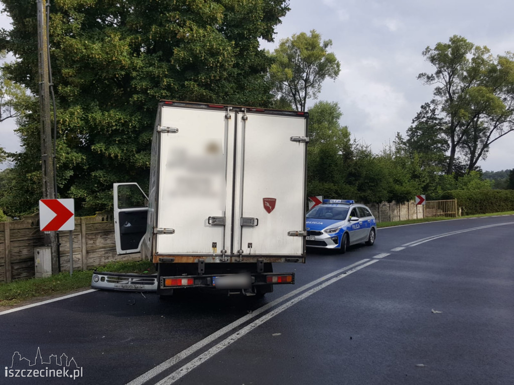 Osobówka uderzyła w busa i betonowe ogrodzenie. Jedna osoba ranna