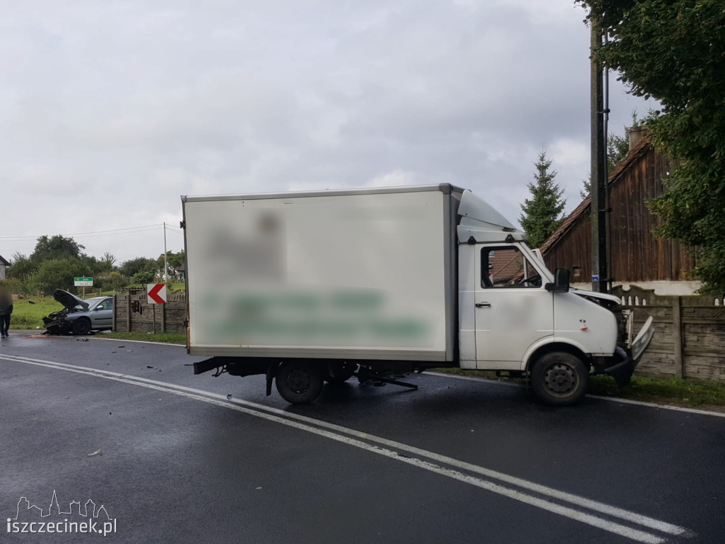 Osobówka uderzyła w busa i betonowe ogrodzenie. Jedna osoba ranna