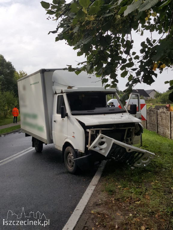 Osobówka uderzyła w busa i betonowe ogrodzenie. Jedna osoba ranna