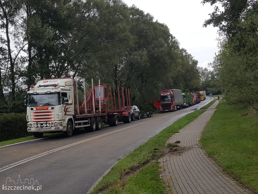 Osobówka uderzyła w busa i betonowe ogrodzenie. Jedna osoba ranna