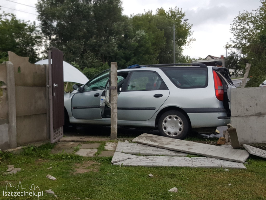 Osobówka uderzyła w busa i betonowe ogrodzenie. Jedna osoba ranna