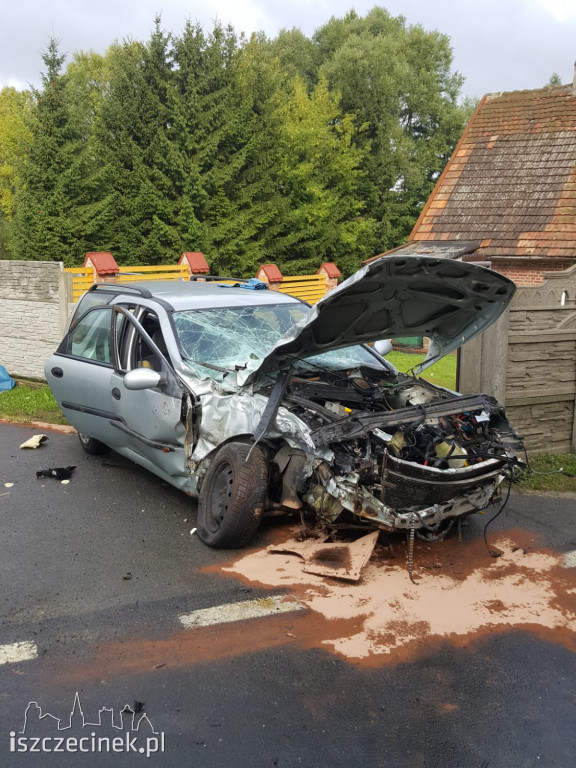 Osobówka uderzyła w busa i betonowe ogrodzenie. Jedna osoba ranna