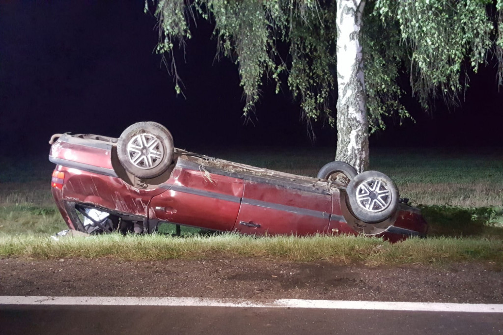 Samochód wypadł z drogi i dachował