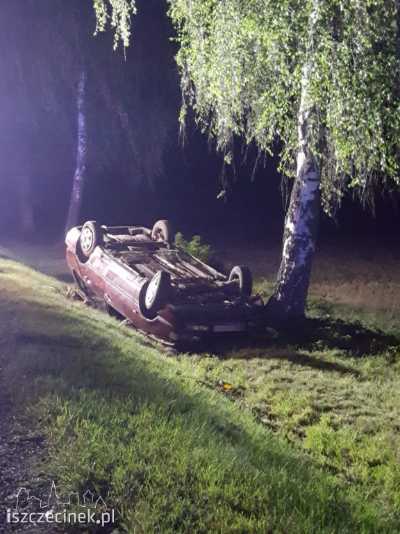 Samochód wypadł z drogi i dachował