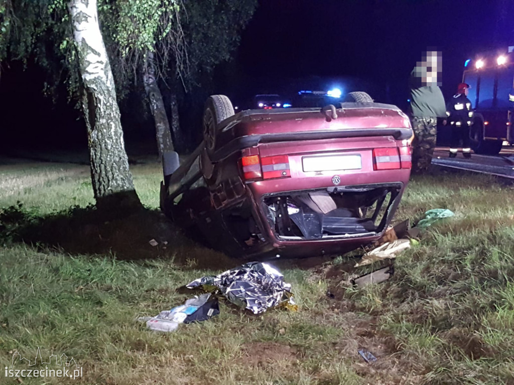 Samochód wypadł z drogi i dachował