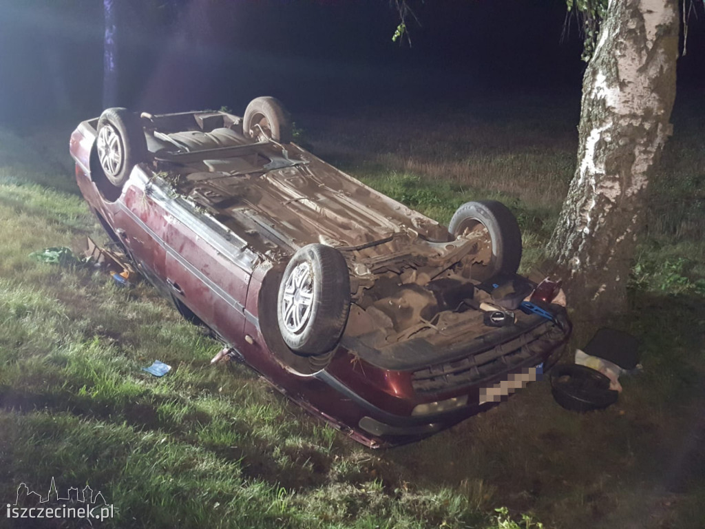 Samochód wypadł z drogi i dachował