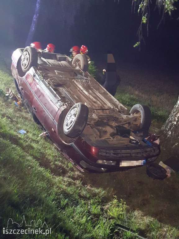 Samochód wypadł z drogi i dachował