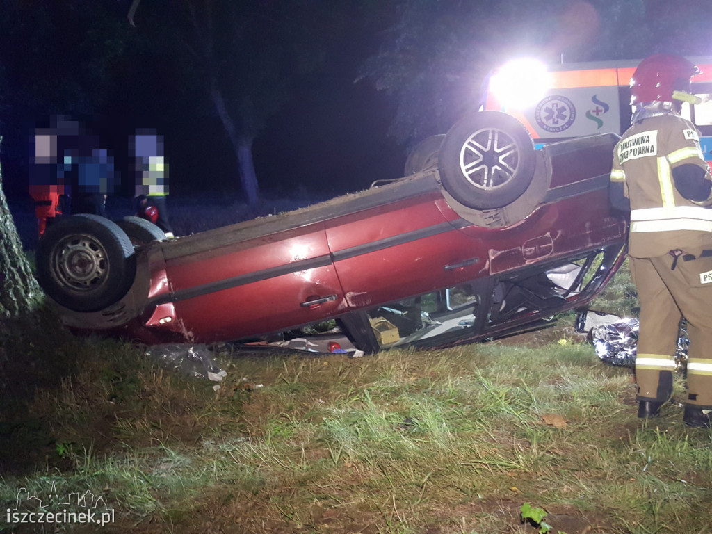 Samochód wypadł z drogi i dachował