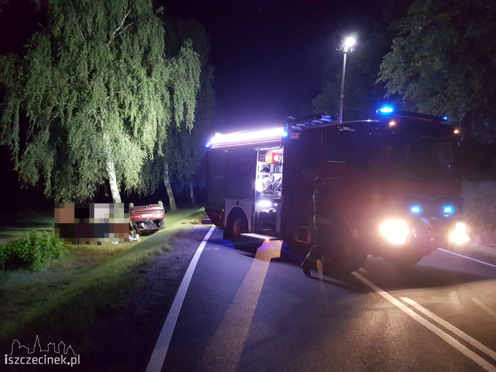 Samochód wypadł z drogi i dachował