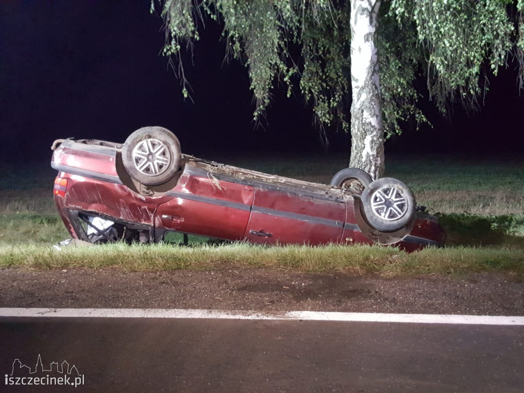 Samochód wypadł z drogi i dachował