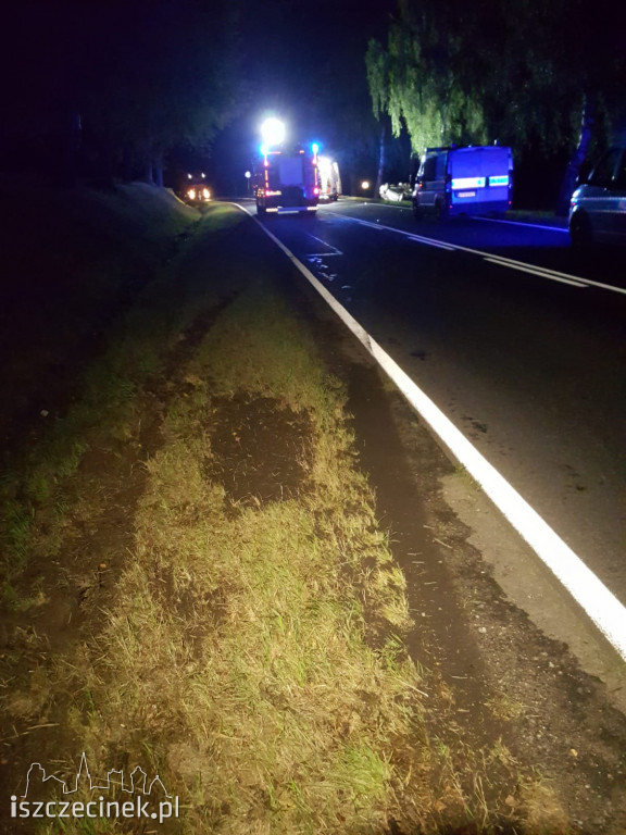 Samochód wypadł z drogi i dachował