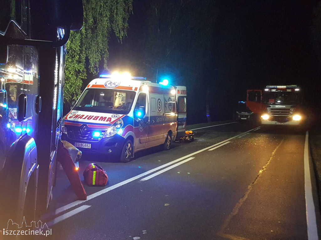 Samochód wypadł z drogi i dachował