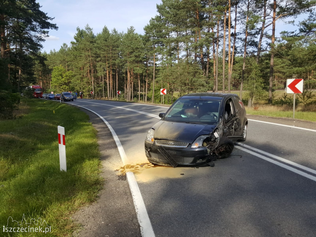 Osobówka zahaczyła o naczepę. Niebezpiecznie na DK-20