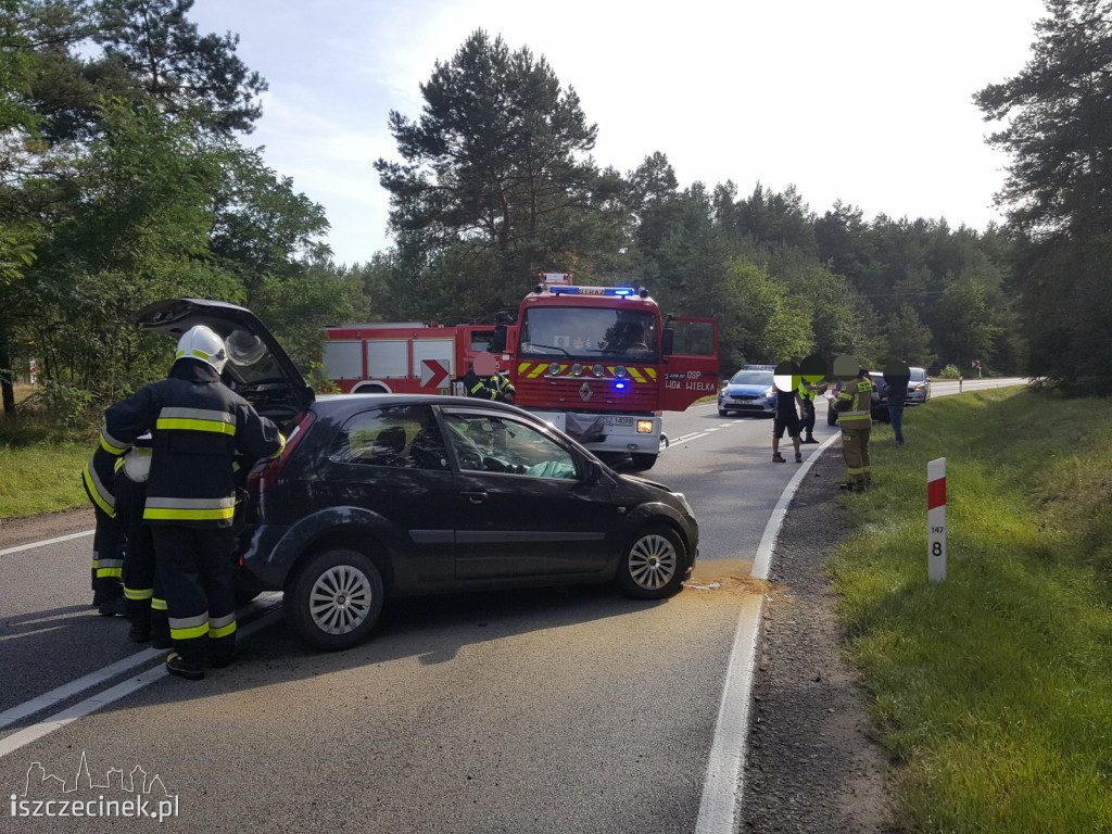 Osobówka zahaczyła o naczepę. Niebezpiecznie na DK-20