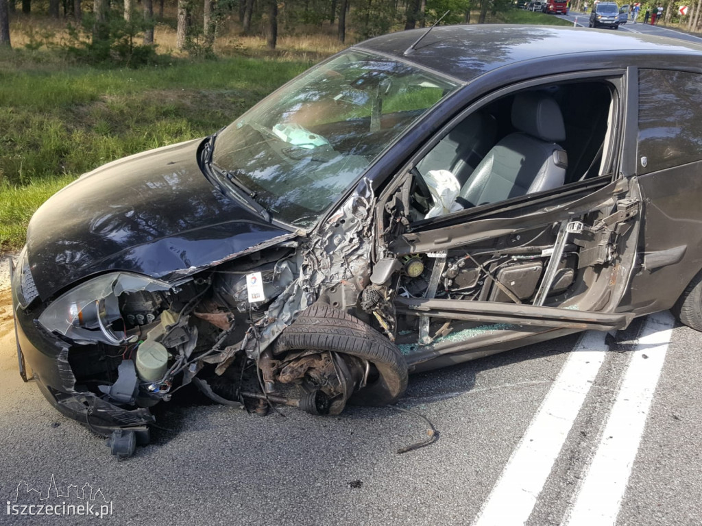 Osobówka zahaczyła o naczepę. Niebezpiecznie na DK-20
