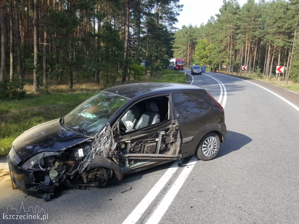 Osobówka zahaczyła o naczepę. Niebezpiecznie na DK-20