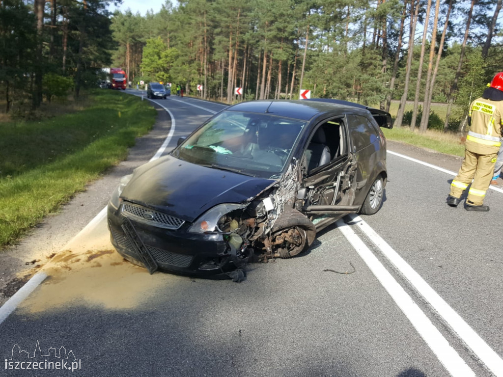 Osobówka zahaczyła o naczepę. Niebezpiecznie na DK-20