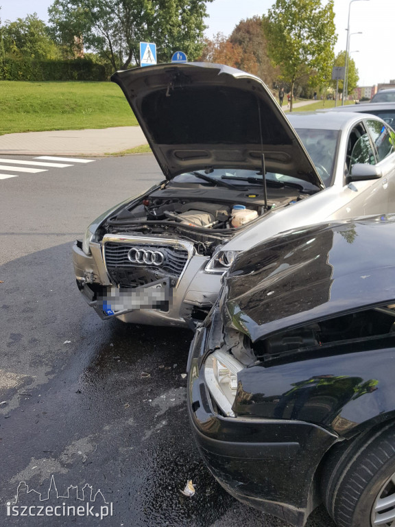 Zderzenie dwóch samochodów na Szafera. Jedna osoba zabrana do szpitala