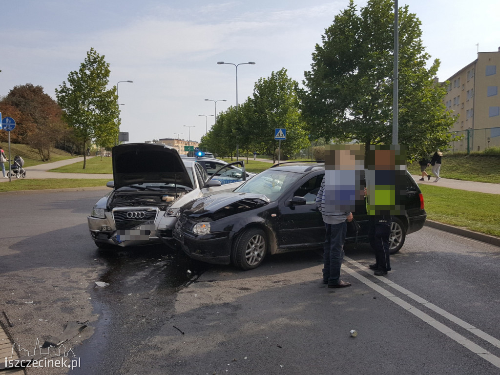 Zderzenie dwóch samochodów na Szafera. Jedna osoba zabrana do szpitala