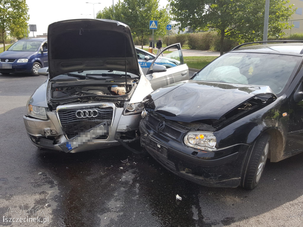 Zderzenie dwóch samochodów na Szafera. Jedna osoba zabrana do szpitala