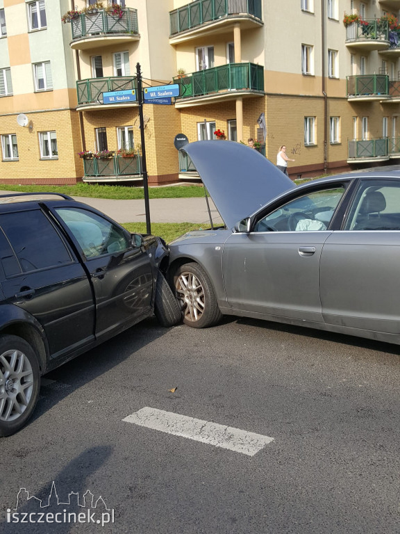 Zderzenie dwóch samochodów na Szafera. Jedna osoba zabrana do szpitala