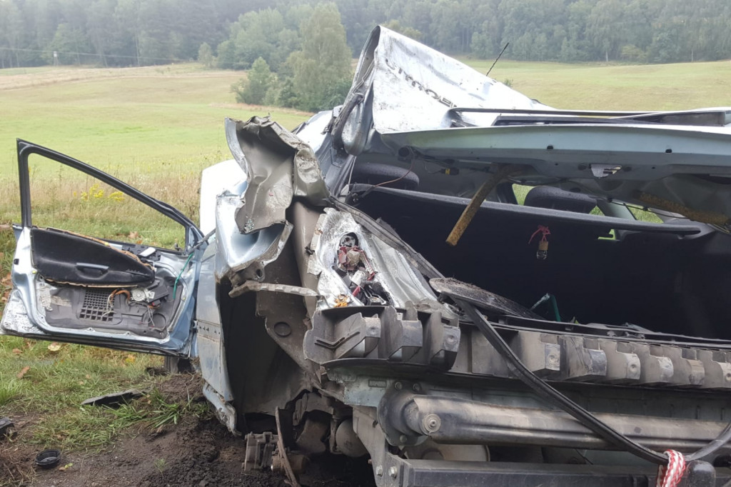 Citroen dachował i uderzył w drzewo. Wypadek na krajowej 
