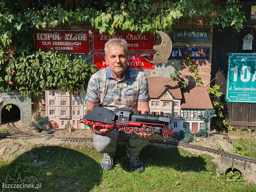 Stoi na stacji lokomotywa - miniaturowa, śliczna, jak prawdziwa!