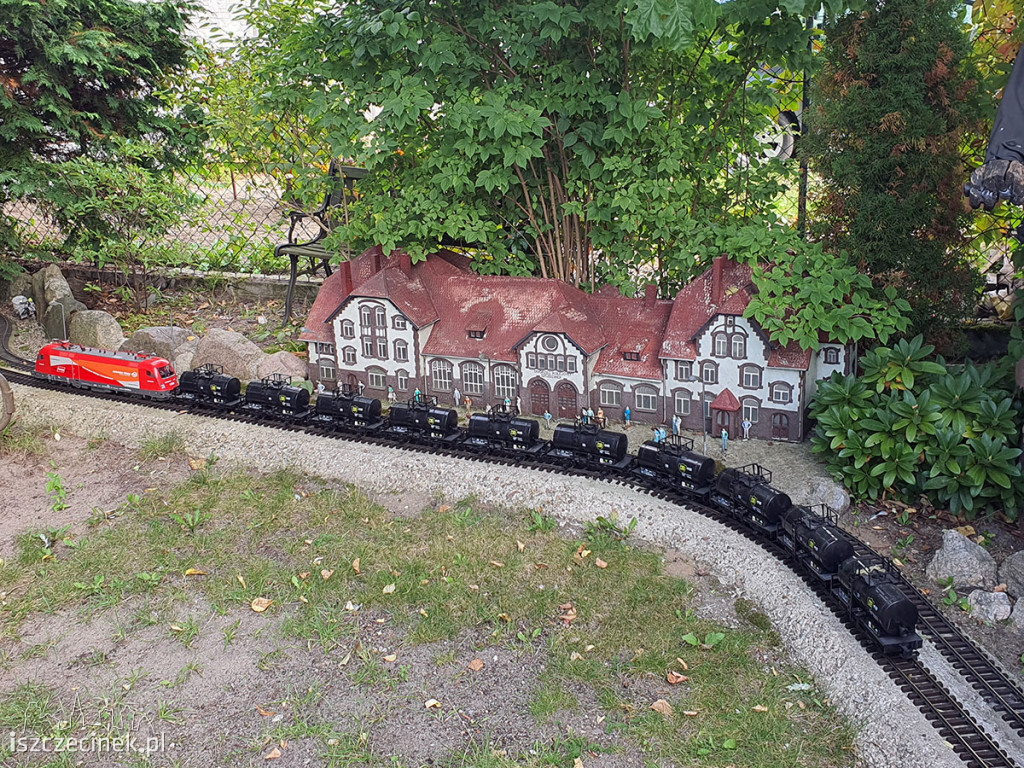 Stoi na stacji lokomotywa - miniaturowa, śliczna, jak prawdziwa!