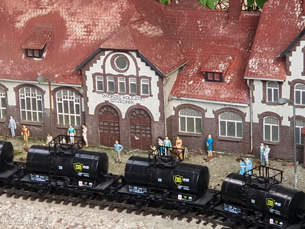 Stoi na stacji lokomotywa - miniaturowa, śliczna, jak prawdziwa!