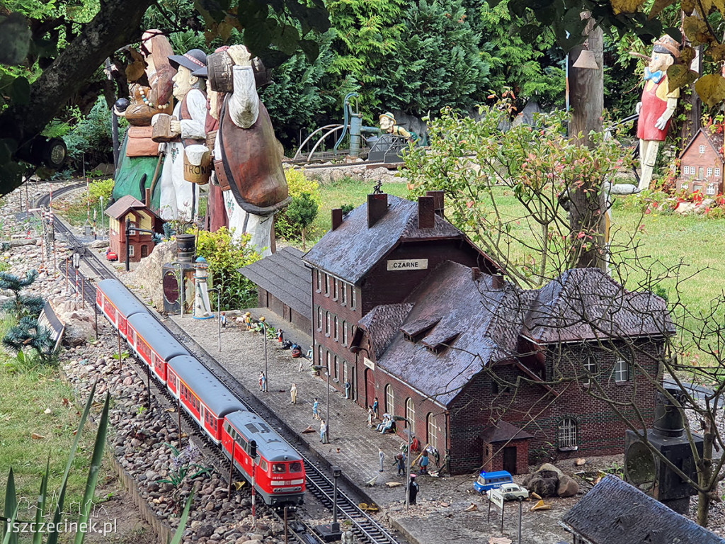 Stoi na stacji lokomotywa - miniaturowa, śliczna, jak prawdziwa!