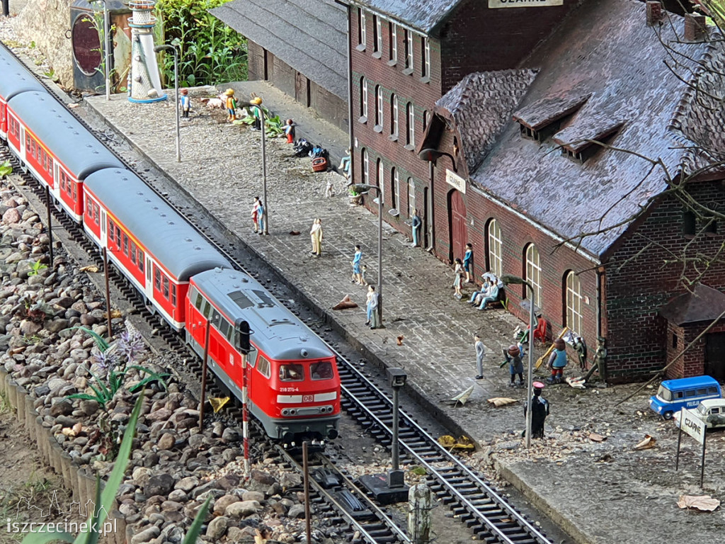 Stoi na stacji lokomotywa - miniaturowa, śliczna, jak prawdziwa!
