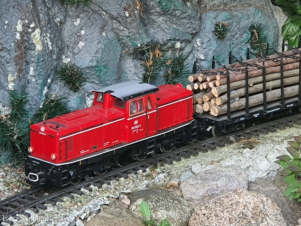 Stoi na stacji lokomotywa - miniaturowa, śliczna, jak prawdziwa!