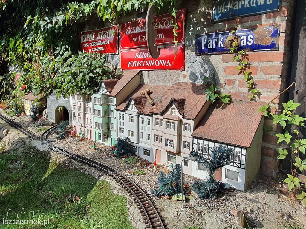 Stoi na stacji lokomotywa - miniaturowa, śliczna, jak prawdziwa!