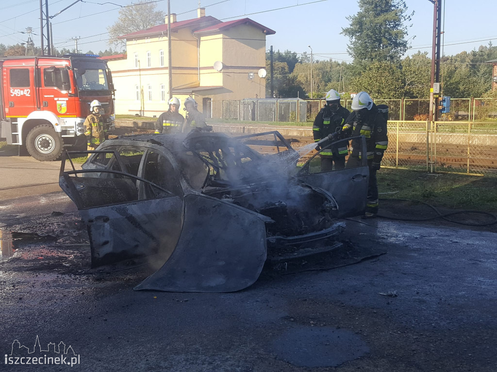 Pożar samochodu osobowego w gminie Grzmiąca. Pojazd spłonął doszczętnie.
