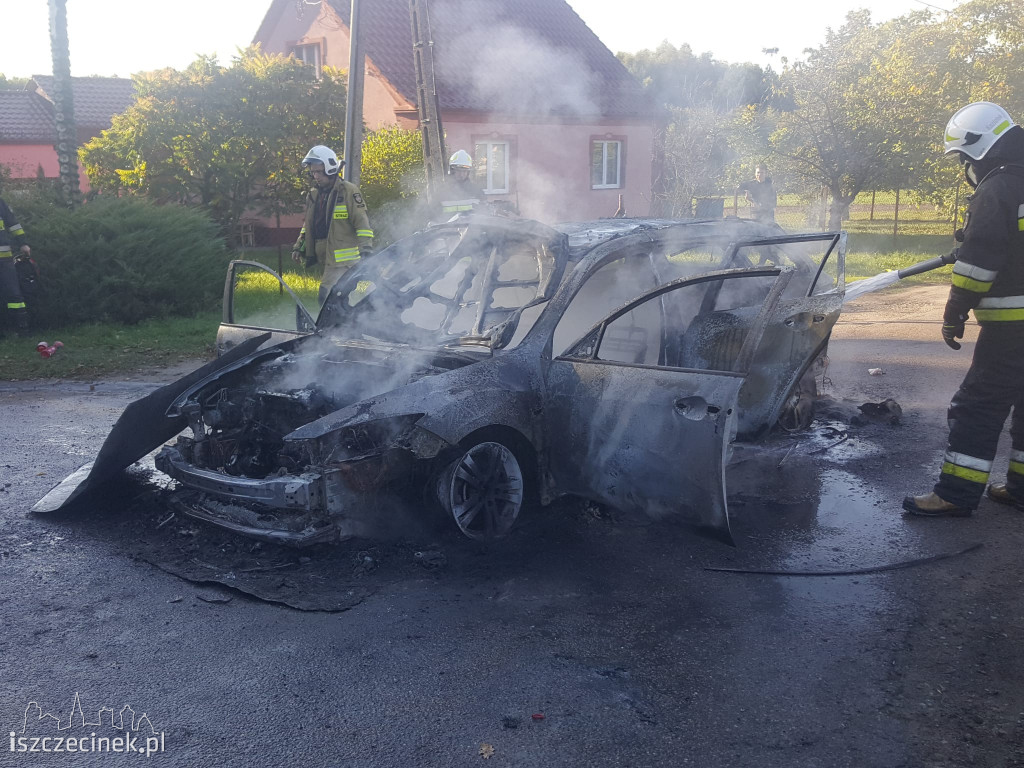 Pożar samochodu osobowego w gminie Grzmiąca. Pojazd spłonął doszczętnie.