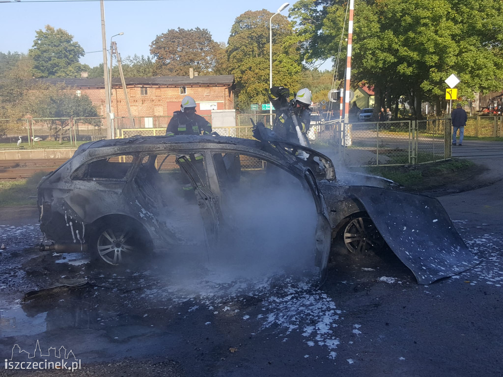Pożar samochodu osobowego w gminie Grzmiąca. Pojazd spłonął doszczętnie.