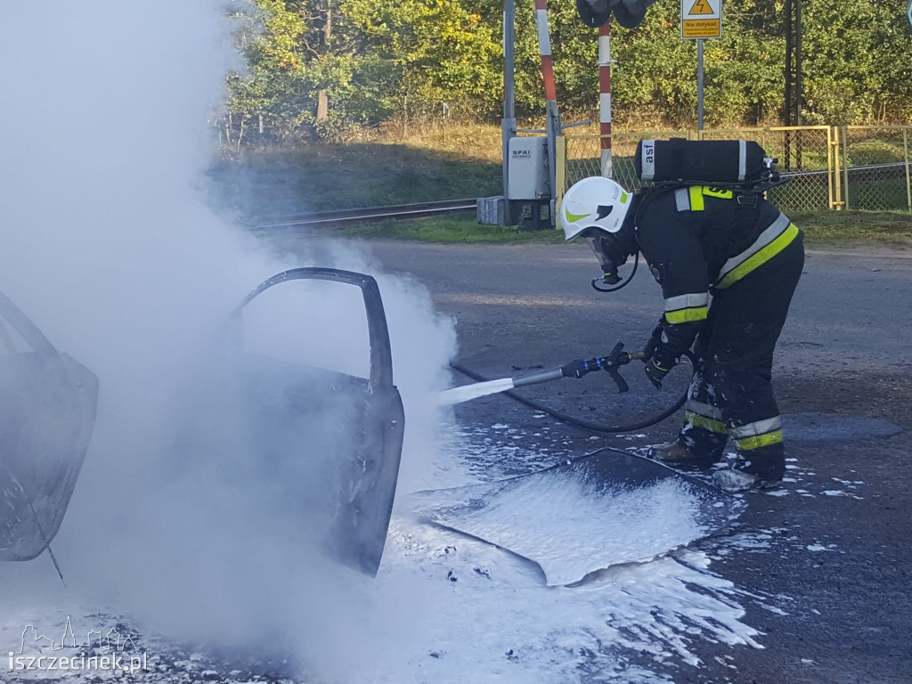 Pożar samochodu osobowego w gminie Grzmiąca. Pojazd spłonął doszczętnie.