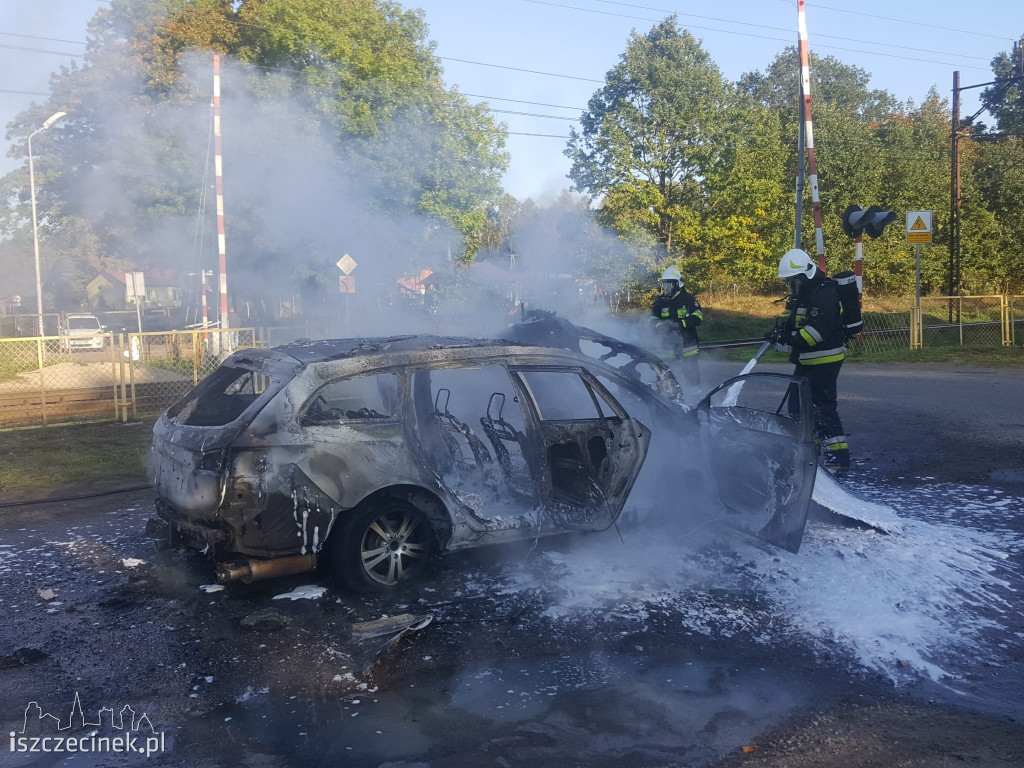 Pożar samochodu osobowego w gminie Grzmiąca. Pojazd spłonął doszczętnie.