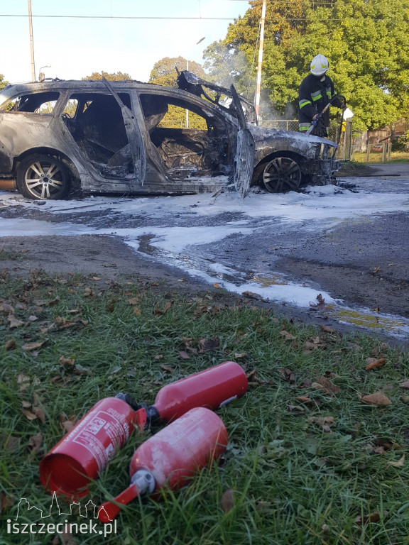 Pożar samochodu osobowego w gminie Grzmiąca. Pojazd spłonął doszczętnie.